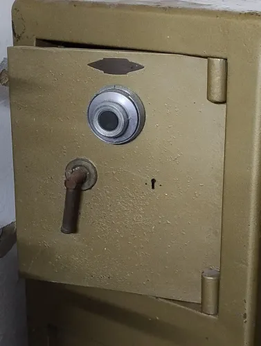 COFRE DE AÇO E CONCRETADO MODELO ANTIGO por R$ 400