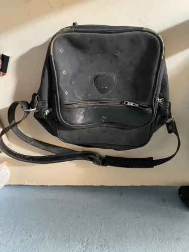 Bolsa de Ombro Preta com Detalhes