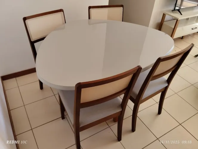 Mesa na laka e com cadeiras de madeira maciça a pronta entrega