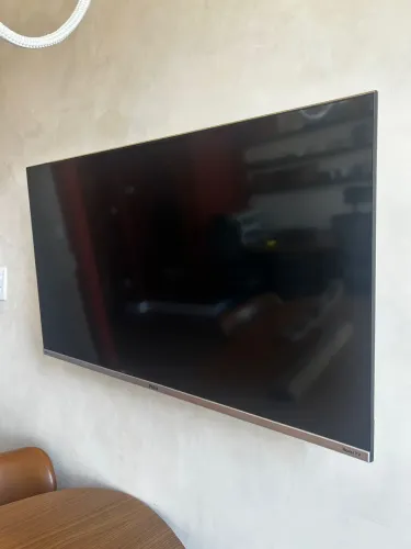 Smart TV 40" Philco Full HD LED - Sistema Operacional Roku TV, Dolby Audio, USB e HDMI