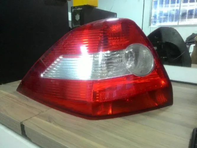 Lanterna Esquerda Renault Megane Sedã 2006 a 2011  *2