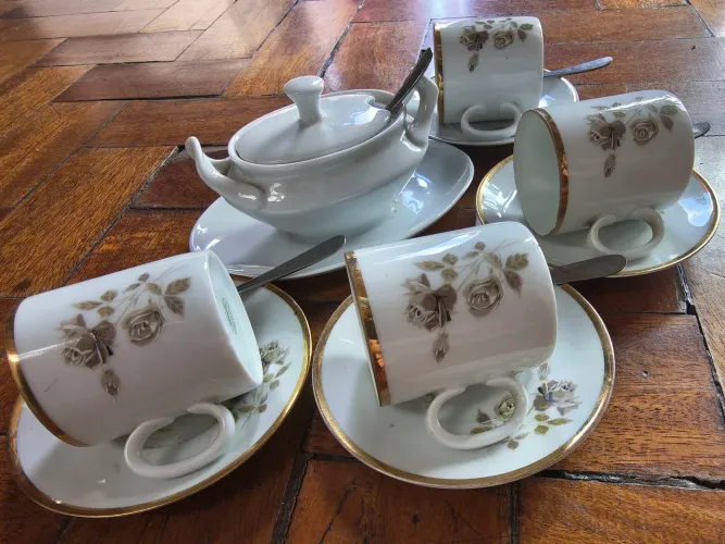 Jogo de Porcelana Cafezinho com 4 xícaras e açucareiro