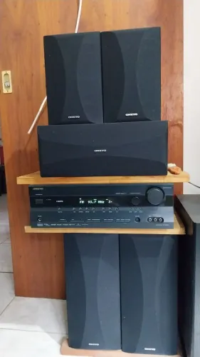 Sistema Onkyo 5.1 sub.woffer e mais 5 caixas  100 watts e 8 olmes de treis vias.pretas