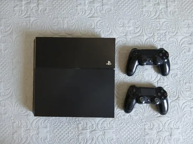 PS4 FAT COMPLETO: 500GB, 2 CONTROLES, 8 JOGOS, CARREGADOR DE CONTROLES + CAIXA ORIGINAL
