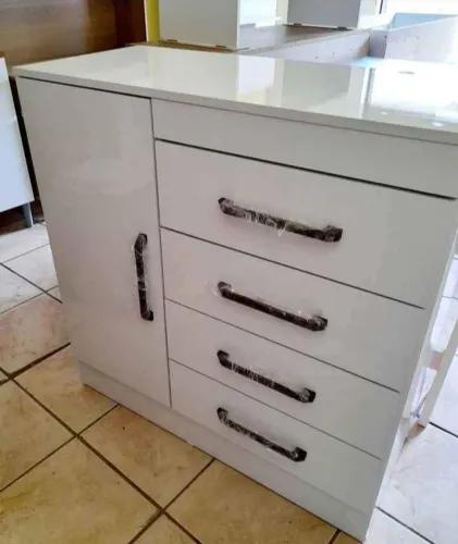 Cômoda branca 4 gavetas(entrega grátis e já montada)