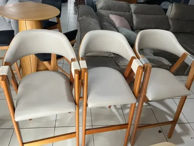 BANQUETAS EM MADEIRA ASSENTO EM CORVIN NOVAS/ VALOR UNIDADE