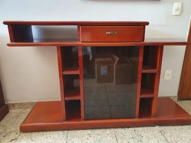 Móvel com cristaleira
