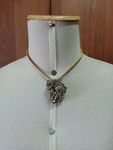 Colar dourado com pingente de pirita 
