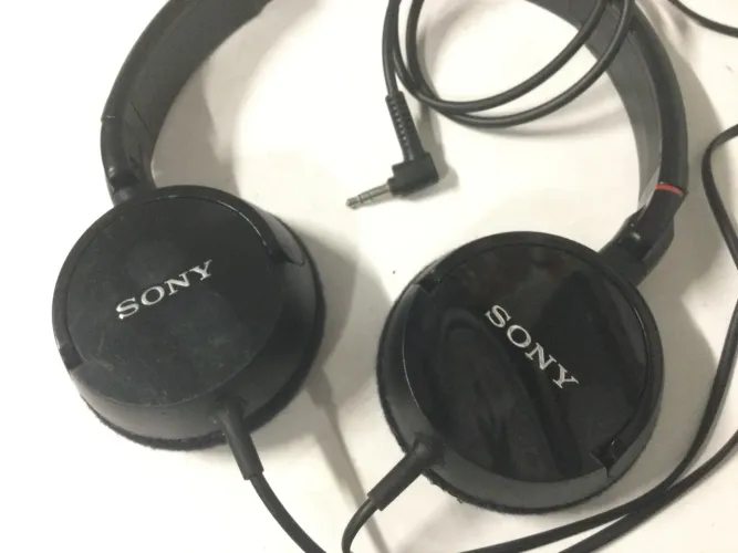 Fone de ouvido Sony com fio