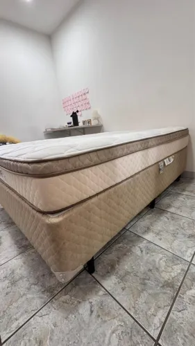 Colchão de casal e base em bom estado 