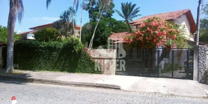 Casa com 4 guartos à venda, 350 m² por R$ 1.100.000 - Itaipu - Niterói/RJ