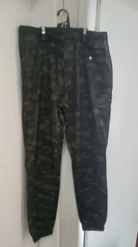 Calça  de brim  camuflada 