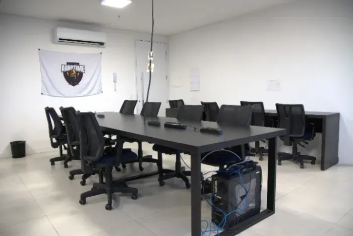 Mesa em MDF preta com pé de ferro modelo industrial 3,60 por 1,10 