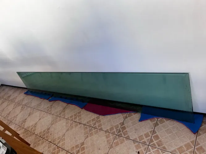 Bancada de vidro com pé de mármore