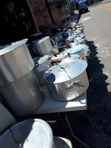 Panelas de alumínio e ferro .Leia
