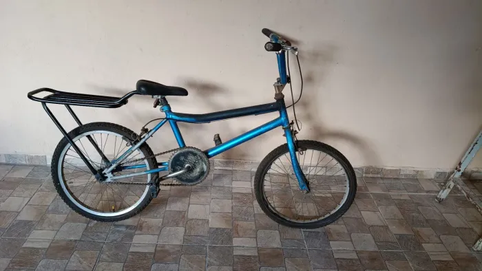 Bicicleta BMX com quadro forte e bagageiro ótima base para restaurar Valor Negociável 