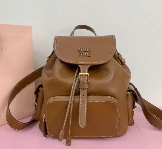 Mochila Miu Miu em Couro Marrom - Elegância e Sofisticação
