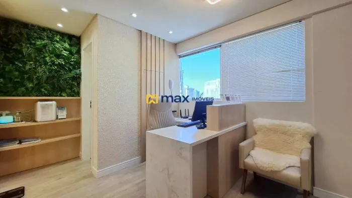 Sala comercial semi mobiliada à venda no Centro de Itajaí