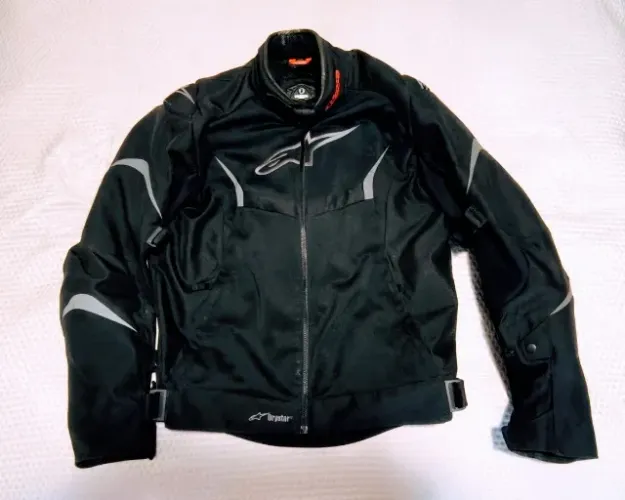 Jaqueta Alpinestars de motociclista não tem no Brasil