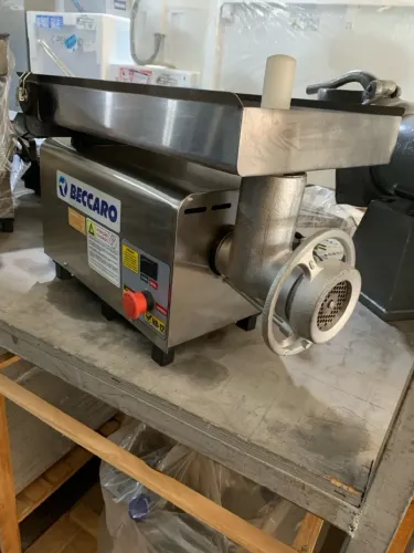 Moedor de carne industrial BECCARO NR-12