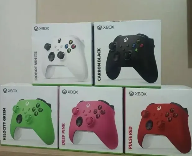 Controles de xbox preto vermelho e branco