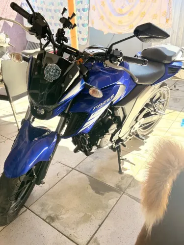 MOTO FZ25