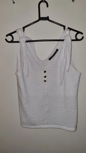 Blusa branca com botões e laços