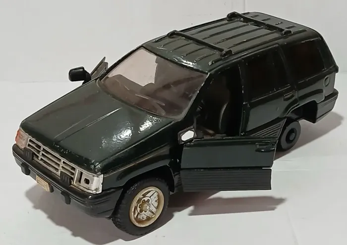 Miniatura Jeep Cherokee 1/24 (para restauração)