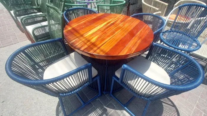 Mesa com tampo de madeira