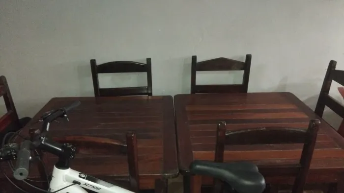 Mesa de madeira com 6 cadeiras ideal para restaurante