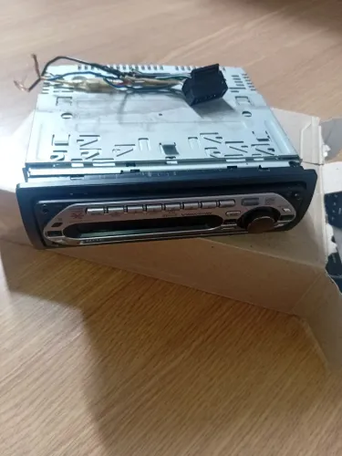 Toca CD e rádio automotivo SONY