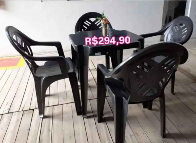 Conjunto de mesa e cadeiras plásticas com braços 