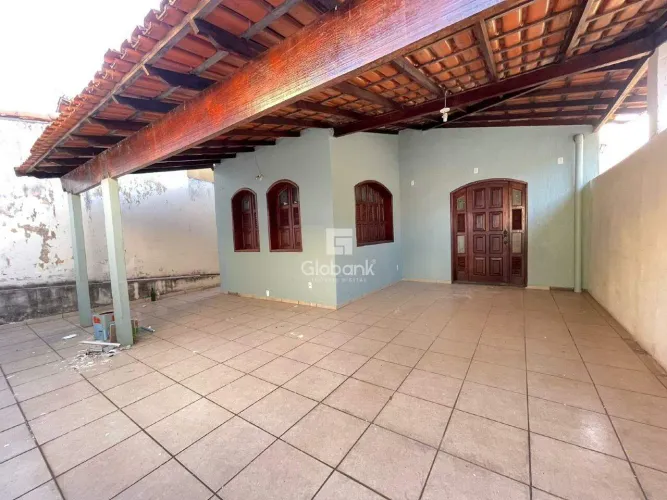 Casa Térrea para Aluguel - Bairro Lourdes, Montes Claros-MG, 05 quarto(s)