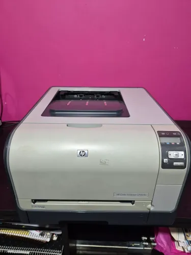 HP Color Laser Jet CP1515n, em ótimo estado e com cartucho colorido usado, podendo testar.