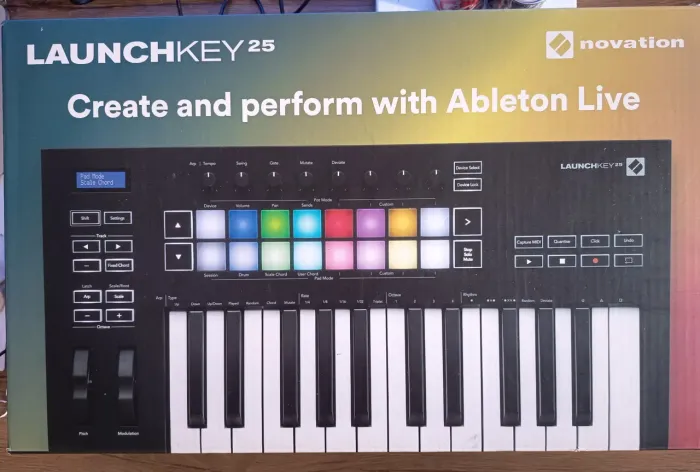 Novation Launchkey25 na caixa pouco uso.
