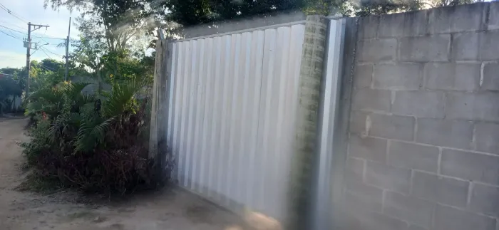 Vende excelente terreno todo murado com portão de garagem. 