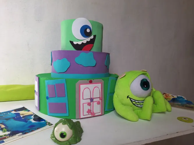Bolo fake monstros s.a com pelucia e acessórios
