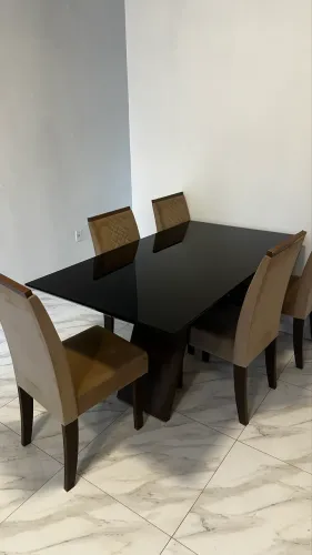 Mesa de jantar com 6 cadeiras, laqueada.