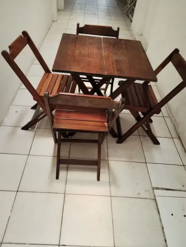 Mesa e cadeiras