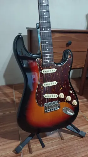 Guitarra Squier Stratocaster Classic Vibe 60s Geração anterior (corpo em alder) sunburst