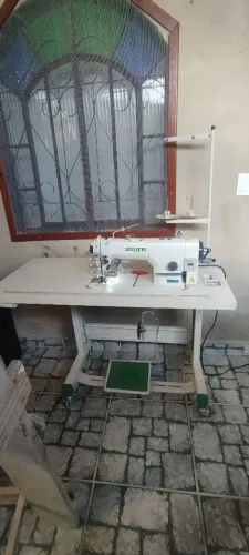 Máquina de costura, com aparelho frufru
