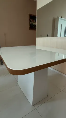 Mesa de jantar para 4 lugares com tampo de vidro [SEM CADEIRAS]