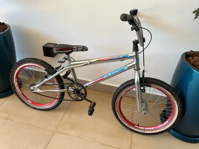 Bicicleta BMX aro 20 cromada pneu traseiro furado
