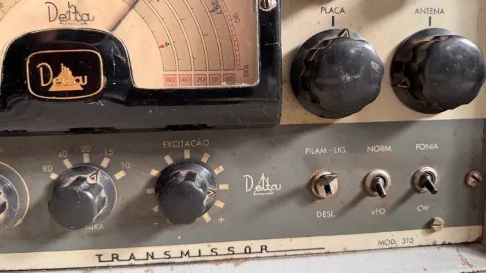 Radio transmissor Delta 310 valvulado