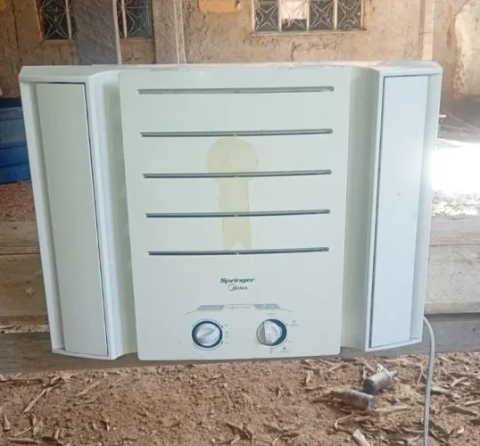 Ar condicionado de janela 7.500 BTUs.