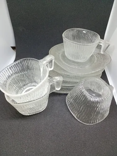 Quatro Xícaras e Cinco Pires para Cafezinho