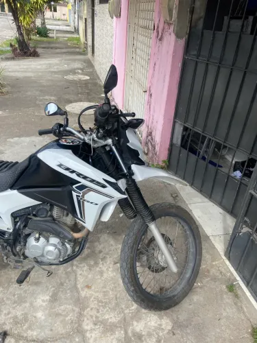 Vendo bros 2023 branca, quitanda deve nada, estou vendendo pq quero compra um carro