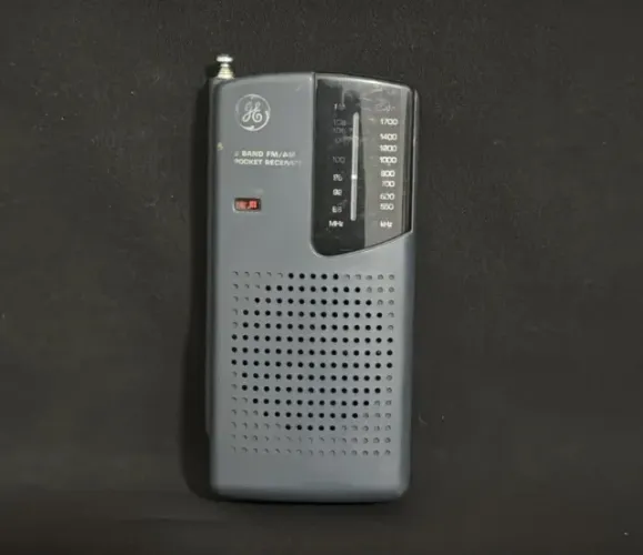Rádio a pilha GE antigo - mod.: 7-2584A (Não funciona)