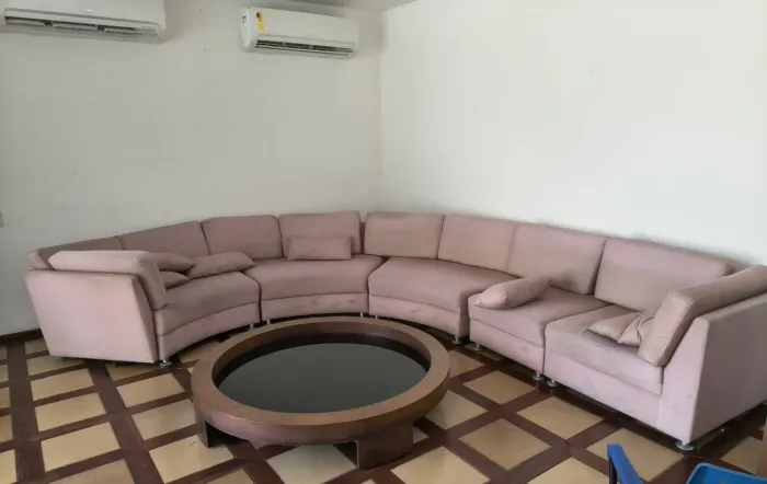 Sofá Modular Curvo Grande + Mesa de Centro
