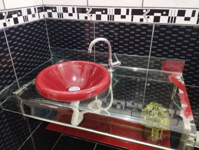 Vende_se conjunto de pia de banheiro com. Espelho 